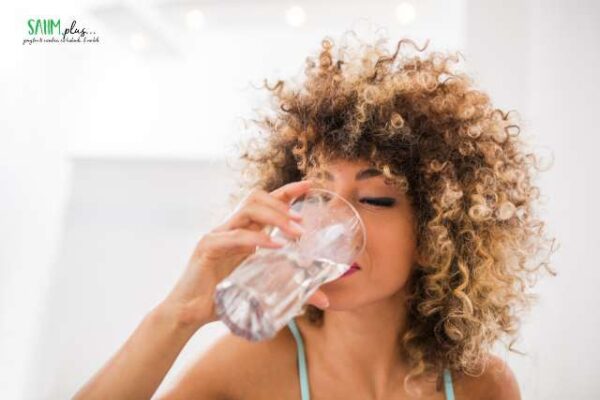 How much water should women drink daily?